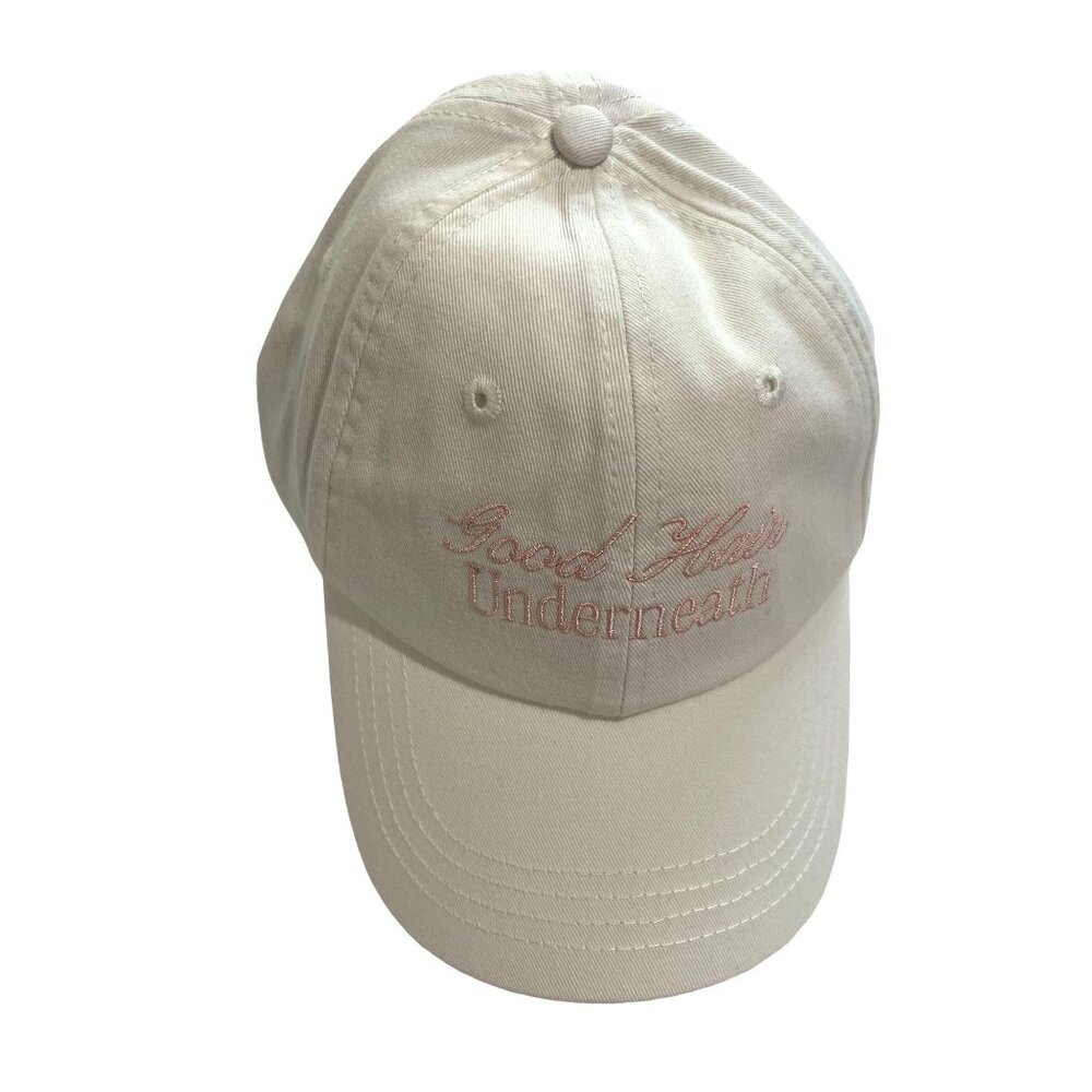 MONDAY Haircare Hat with accessory Keyring in White Pink